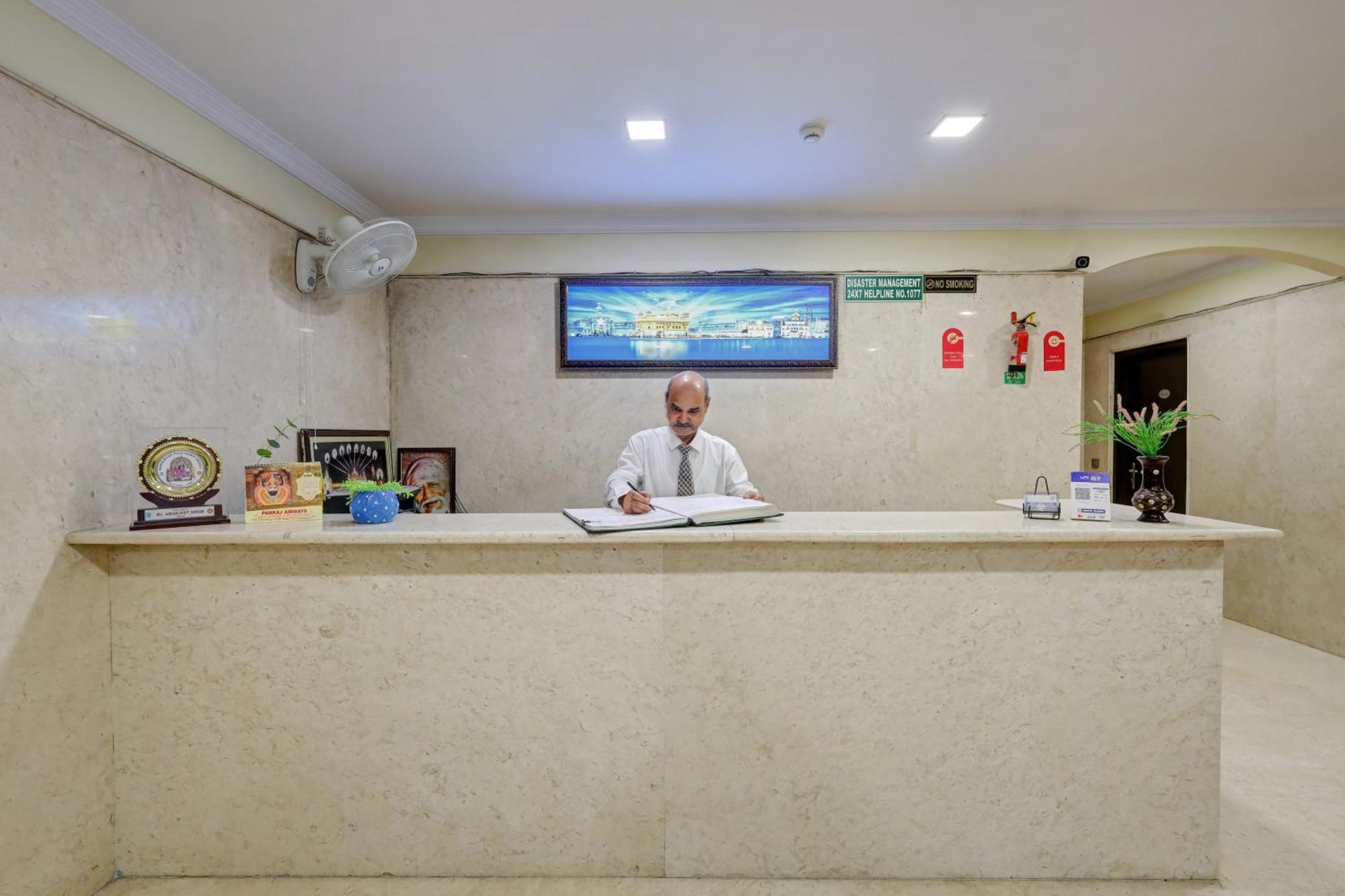 Hotel Singh Palace Deli Exterior foto